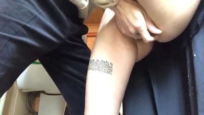 Squirt w szkolnej łazience, prawdziwy spieniony orgazm - mój nauczyciel zrobił wszystko, co w jego mocy